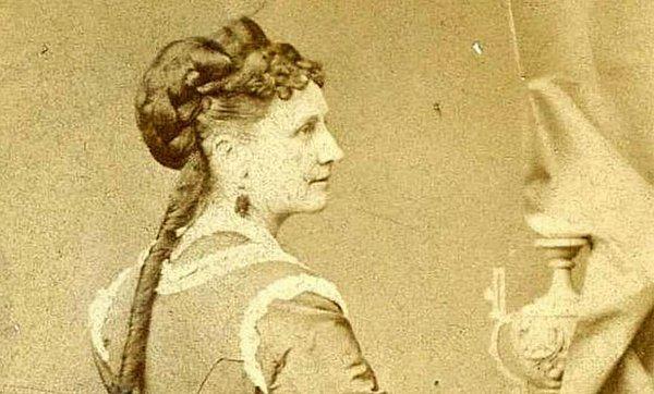 1850'lerde, amatör bir bilim insanı ve bir kadın hakları aktivisti olan Eunice Newton Foote, güneş ışığına iki cam kavanoz koydu.