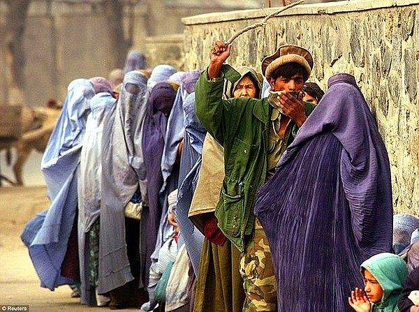 18. Taliban'ın yönetimi ele geçirdiği Afganistan'da kadınların yanlarında erkek refakatçi olmadan uçakla seyahat etmesine izin verilmemesini öngören talimatın uçak şirketlerine gönderildiği bildirildi.