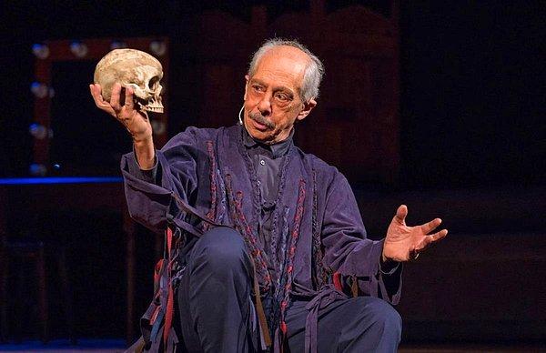 Bugün doğan Türkler arasında olan Genco Erkal tam 84 yaşında ve hala tiyatroya devam ediyor! Kendisini özellikle "Bir Delinin Hatıra Defteri" adlı oyun ile hatırlasak da 2 Altın Portakal'ı olduğunu da unutmayalım.