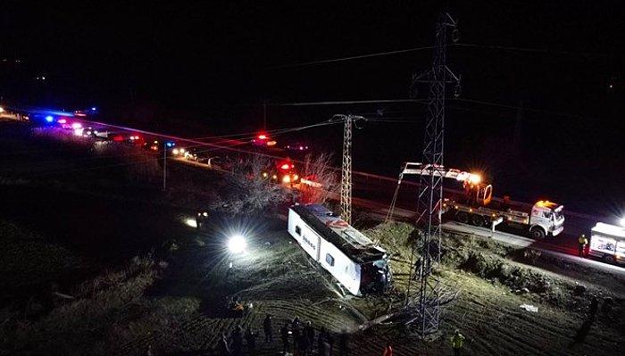Erzincan'da Yolcu Otobüsü Şarampole Devrildi: 2 Ölü, 31 Yaralı