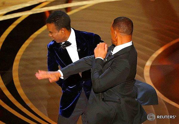 Hiç kuşkusuz dün gece Oscar tarihine unutulmayacak bir an eklendi... Will Smith'in eşinin saçıyla dalga geçen Chris Rock'a tokatı!