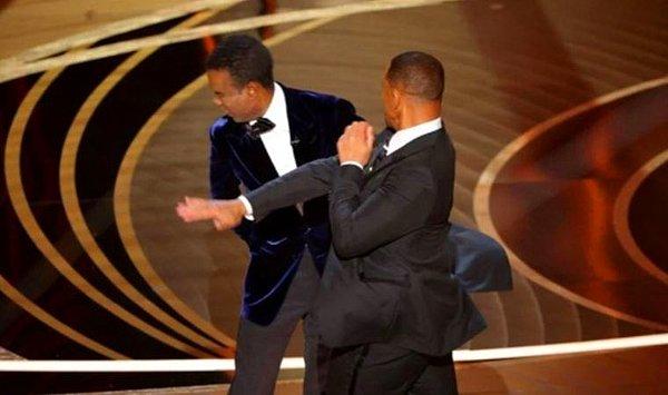 2022 yılındaki Oscar Ödülleri töreninde hepiniz olanları hatırlarsınız. Ünlü oyuncu Will Smith, ödül töreninde karısı Jada Pinkett’e yapılan şakaya karşı sert tepki göstermiş ve sunucuyu tokatlamıştı.