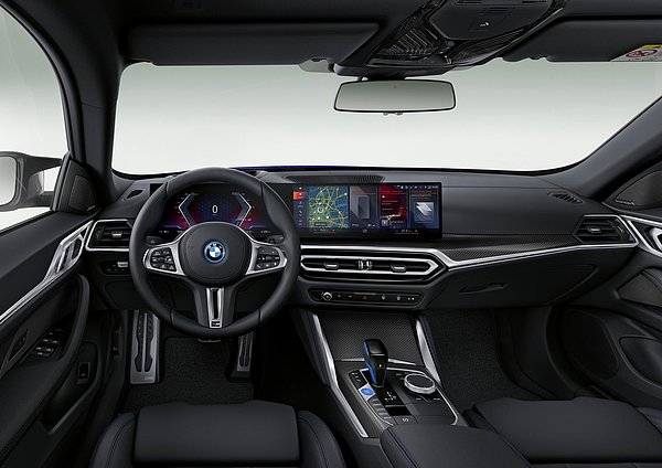 Ön panel BMW'nin gelişmiş iDrive 8 işletim sistemiyle çalışıyor.