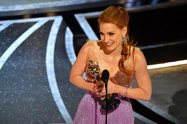 2. İnsanlar Oscar töreninin canlı olarak gerçekleştirilmeyen röportajlara 'canlı' simgesinin konulmasını eleştirdi.