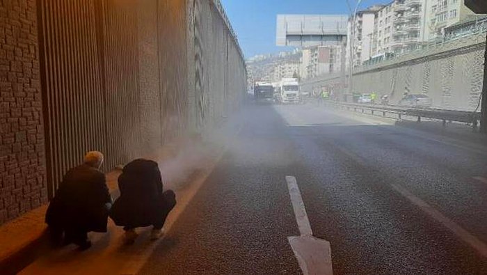 Ulaşım Durdu! Sivrisinekle Mücadele İçin Sıkılan İlaç Tünele Doldu