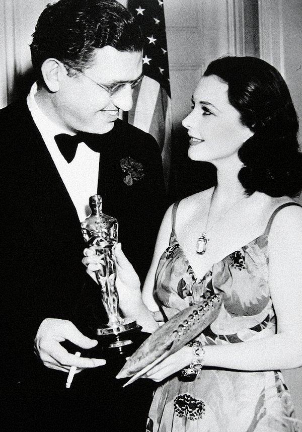 6. 'Gone with the Wind' ile En İyi Film ödülünü alan David O.Selznick'in Oscar heykelini satın alarak en pahalı Oscar'ı alma rekoru Michael Jackson' ait.