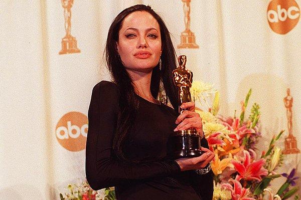 9. En İyi Yardımcı Kadın Oyuncu ödülü aldığı 2000 yılında yapılan Oscar töreninde Angelina Jolie, kapı dışında kalmış!