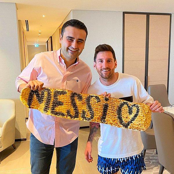 İsmini pideye yazdırdığı kişiler arasında ise yok yok. Messi bile CZN Burak ile fotoğrafının olmasının mutluluğunu yaşıyor.
