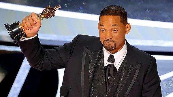 Ama asıl mesele ise, Chris Rock'ı tokatladıktan sonra 'En İyi Erkek Oyuncu' Oscar'ını kazanan Will Smith'in ödülünün elinden alınıp alınmayacağı tartışması oldu.