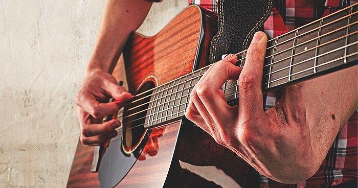 Akustik Gitar İle Hayat Bulan, Duygularımızın Tercümanı Birbirinden Güzel 15 Türkçe Şarkı