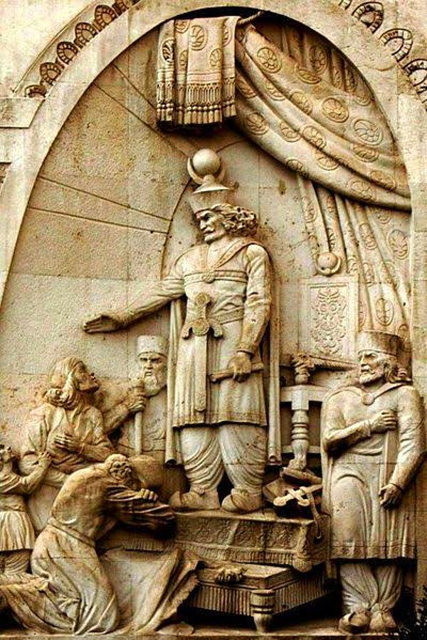 Söylenenlere göre I. Firuz’un oğlu ve Sasani İmparatorluğu’nun hükümdarı I. Kubat (I. Kavad) döneminde halk fakirlik ve sefalet içinde yaşarken sarayda bolluk ve bereket varmış.