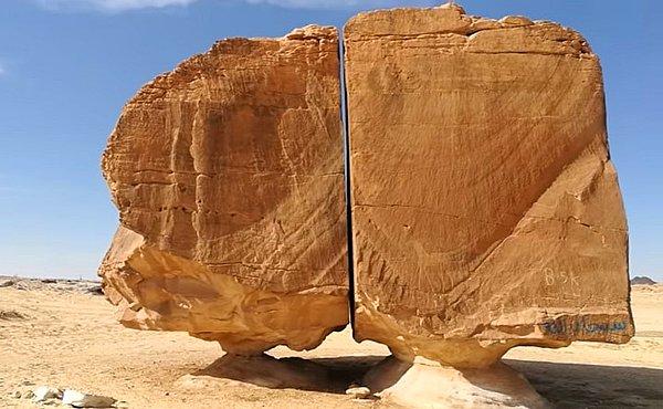 Teoriye göre kum taneleri binlerce yıl boyunca bu yarığı düzleştirerek bugünkü pürüzsüz yüzeyini meydana getirdi.