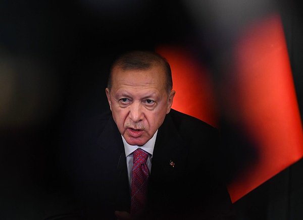 Bu kapsamda Cumhurbaşkanı Erdoğan'dan yeni bir açıklama geldi. Erdoğan, Togg başta olmak üzere elektrikli otomobil üretimi ve kullanımındaki gelişmeleri dikkate alarak yeni adımlar attıklarını ifade etti.