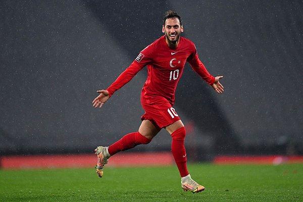 A Milli Futbol Takımı'nda Hakan Çalhanoğlu'nun Türkiye'nin yeni takım kaptanı olduğunu açıklandı.