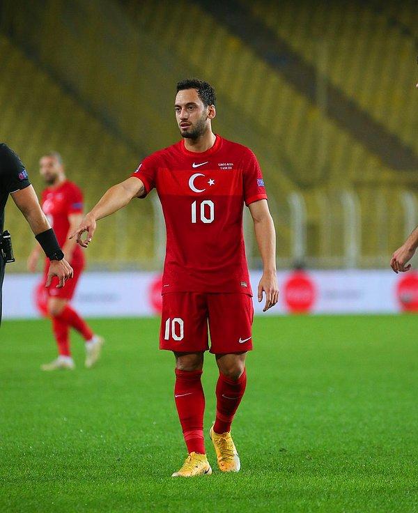 Burak Yılmaz'ın milli takımı bırakmasıyla kaptanlığa yükselmesi hakkında açıklamalarda bulunan Çalhanoğlu,