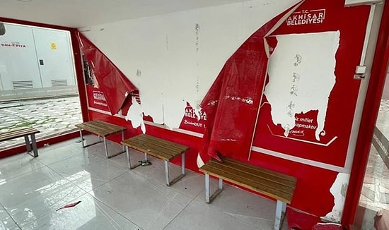 Servis Durağındaki Atatürk Fotoğraflarını Yırttılar!