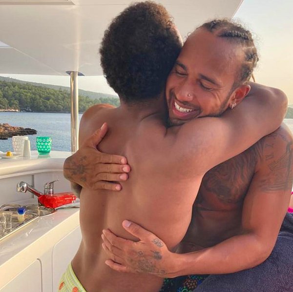 18. Lewis Hamilton ve kardeşi.