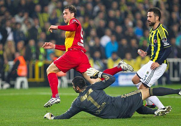 17 Mart 2012'de oynanan Kadıköy derbisinde, son dakikada direkten dönen top kimin ayağından çıkmıştı?
