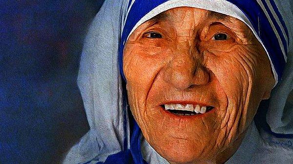 4. Rahibe Teresa: Dünyanın sadece sevgi ile iyileşip kurtulabileceğini, bu sebeple de sevgi için çalışmamız gerektiğini söylüyor