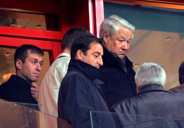 1999 yılında istifa ettiğinde, Yeltsin'in yerine Başbakan ve eski KGB ajanı Vladimir Putin'in gelmesini destekleyenler arasında Abramoviç de vardı.