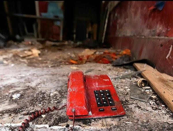 Çayların söylendiği, randevuların alındığı o eski telefon. Şimdi hepsinin yerinde yeller esiyor...