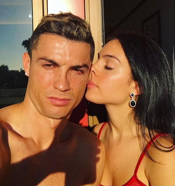 Başarı basamaklarını tırnaklarıyla kazıya kazıya tırmanan Cristiano Ronaldo, eşi Georgina Rodriguez ile rüya gibi bir hayat yaşıyor.