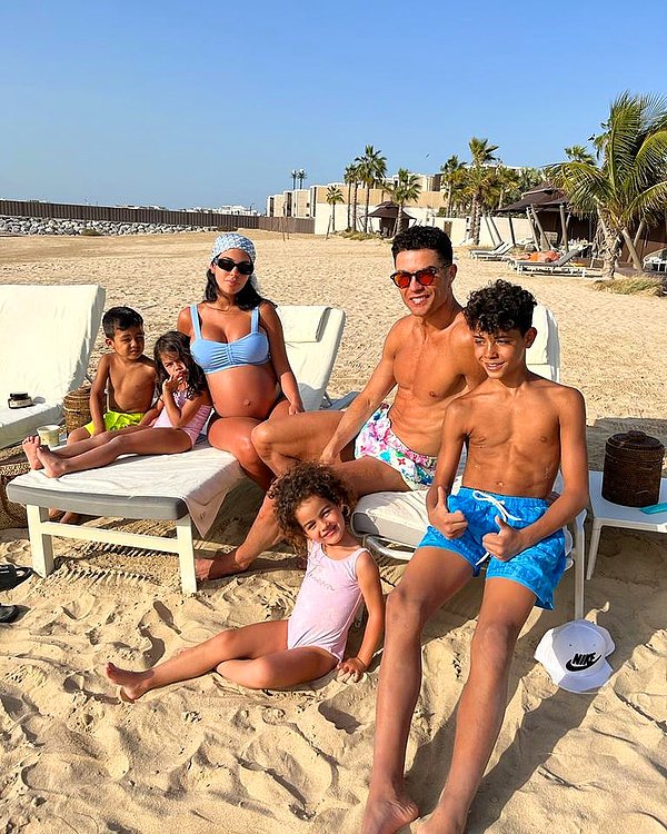 Ronaldo'nun 4 çocuğunun 3'ü taşıyıcı anneden dünyaya geldi.
