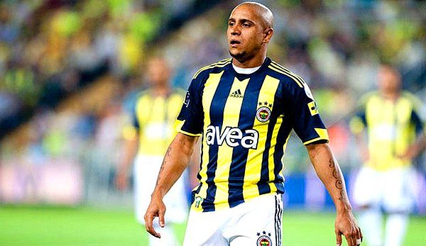 1. Roberto Carlos: Dünyanın en ücra köşesine de gidip 'Gelmiş geçmiş en iyi sol bek kim?' diye sorsanız alacağınız cevaptır kendisi. Fenerbahçe forması da oldukça yakışıyormuş.