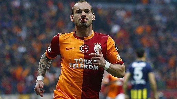 4. Wesley Sneijder: Bu adamın Galatasaray'a gelmesi gerçekten akıl dışı. Transfer olmadan bir buçuk sene önce Ballon d'Or adayıydı. Çoğu futbol otoritesine göre hakkı yenmişti. Şaka gibi transferdi gerçekten.