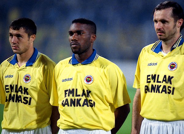 43. Jay Jay Okocha: Fenerbahçe forması altında, belki de yeşil sahalarda görülen en nadir yeteneklerden biriydi Nijeryalı prens. Onu izlemek herkes için müthiş bir keyifti. Ronaldinho öncesi PSG'nin yıldızıydı.