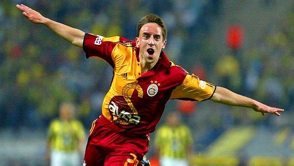 11. Franck Ribery: Galatasaray'a geldiğinde onu kimse tanımıyordu fakat o adını tüm dünyaya tanıtmaya yeminliydi. Feraribery diye manşetler atılıyordu. Hikayenin gerisini zaten biliyorsunuz.