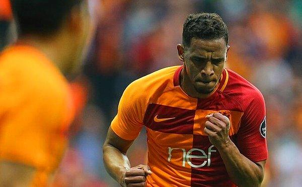 14. Fernando: Kendisi süper bir yıldız olmasa da tam bir takım oyuncusuydu. Galatasaray'da yokluğu gidince anlaşılmıştı. Sahada takımına güven veriyordu. Manchester City'den transfer edilmişti.