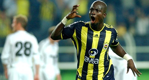 19. Stephen Appiah: Onu sahada izlerken yorulurdunuz. Hırsı, mücadelesi, azmi, bitmek tükenmek bilmeyen enerjisiyle rakiplerini boğardı. Fenerbahçelilerin hala unutamadığı efsanelerden birisidir Appiah.