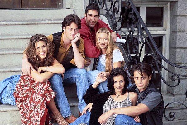 Aşka, arkadaşlığa ve sevgiye doyduğumuz, doyarken gülmekten kırıldığımız Friends'e, birçok ünlü isim de konuk olarak dizinin popüleritesini daha da yükseltmişti.