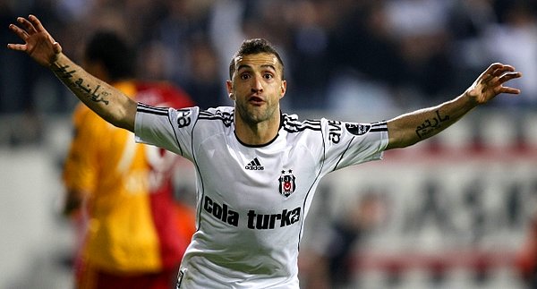 40. Simao Sabrosa: Barcelona, Benfica, Atletico Madrid ve Beşiktaş. Muazzam bir futbolcu. 85 kez Portekiz milli takım formasını giymiş 22 gole imza atmış müthiş bir kanat. Sahaya karakter koyan inanılmaz bir futbolcu.