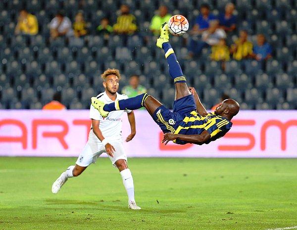 46. Moussa Sow: Fenerbahçe tarihinin en çok rövaşatayla gol atan ismiydi Moussa Sow. Taklacı güvercin gibi olmadık zamanlarda rövaşataya kalkar ve tribünleri ayağa kaldırırdı.
