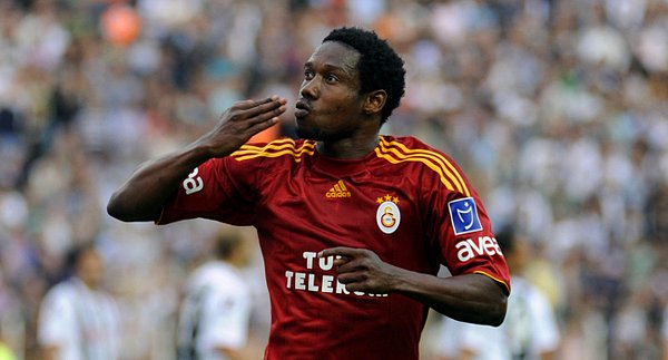 53. Abdul Kader Keita: Galatasaray'a belki de çok yanlış zamanda gelen bir futbolcuydu. Sağ kanatta geçemeyeceği insan daha doğmamıştı. Mükemmel bir tekniğe ve sürate sahipti. Galatasaray'da 1 sene oynadı ve hala unutulmadı.