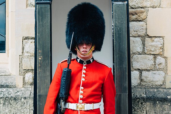 7. "Londra'yı ziyaret edenler Kraliyet Gardiyanı'nı aptal bir şapka takan ve hareket etmesine izin verilmeyen biri sanıyor...
