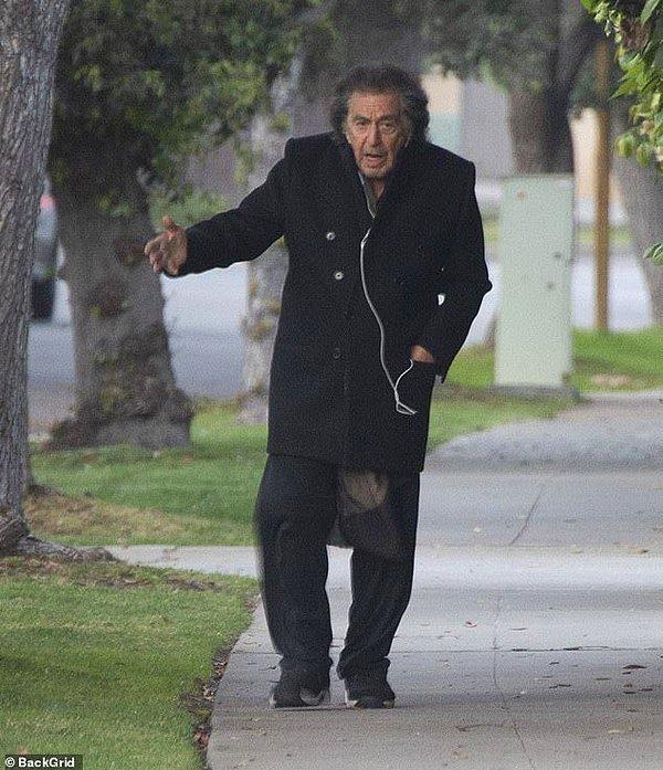 Geçtiğimiz gün Beverly Hills sokaklarında telefonla konuşurken görüntülenen Al Pacino,