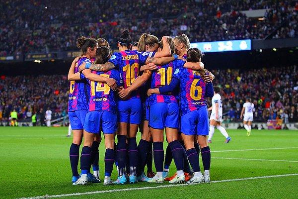Kadınlar Şampiyonlar Ligi Çeyrek Finali'nde Barcelona, 3-1 kazandığı maçın rövanşında Real Madrid’i 5-2 mağlup ederek yarı finale yükseldi.