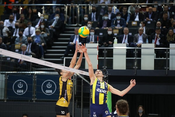 CEV Şampiyonlar Ligi yarı final ilk maçında Vakıfbank, Fenerbahçe Opet’i ağırladı.