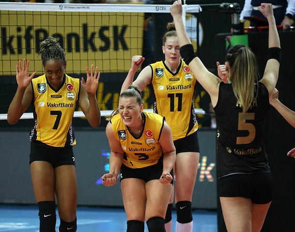 Vakıfbank, Fenerbahçe Opet'i 25-21, 25-20, 22-25 ve 25-18'lik setlerle 3-1 mağlup etti.