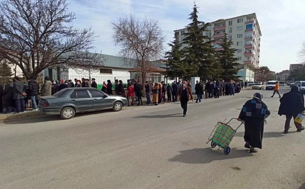 TMO'ya giden vatandaşlar ayçiçek yağı alabilmek için satış alanında uzun süre bekledi.