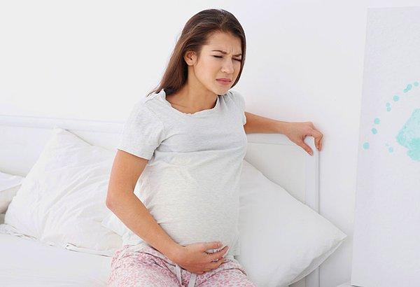Bebeğin ağırlığı arttıkça bağırsaklar üzerinde baskı oluşturduğundan hamileliğin ilerleyen dönemlerinde kabızlık görülebilir.