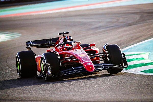 Charles Leclerc ve Carlos Sainz'ın pilotluğunu yaptığı Ferrari yıllar sonra zirveyi zorlayacak aracına 'F1-75' ismini verdi.