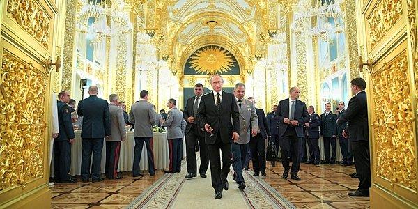 Kremlin sözcüsü Dmitry Peskov, “Bu, ruble ödemelerine dönük bir onay olmazsa, gaz arzının 1 Nisan’dan itibaren kesileceği anlamına mı geliyor? Hayır. Bu kararnamenin bir sonucu değil” dedi.