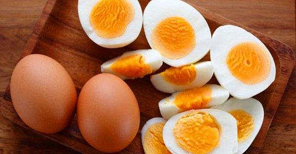 Yumurta protein bakımından en zengin besinler arasında yer alır ve sahurda tercih edilebilir.