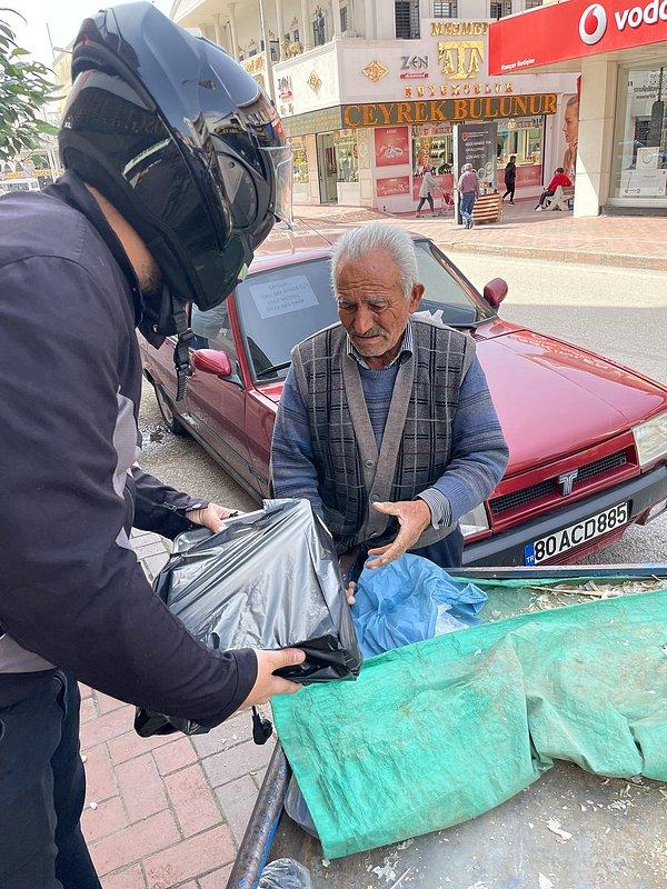 Yaşlı adamın ağladığını gören çevredeki vatandaşlar tezgahtaki tüm sarımsakları satın aldı. Yaşlı adama elektronik terazi de hediye edildi. 👇