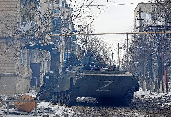 İlk başlarda Rus ordusuna ait araçlarda görülen bu semboller sonraki süreçte Putin'i destekleyenlerce kullanılır olmuştu.