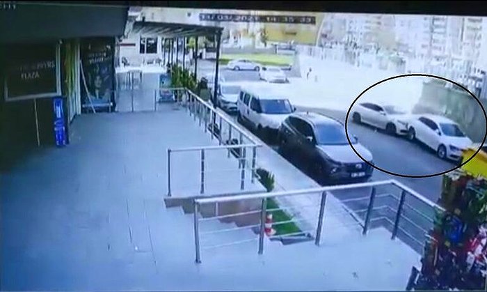 Ailesiyle Tartışıp, Otomobiliyle 7 Araca Çarptı; O Anlar Kamerada